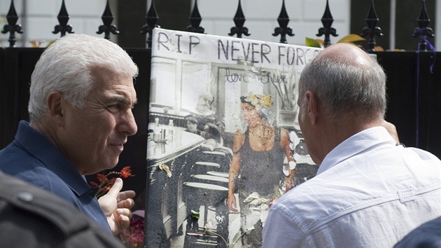 Mitch Winehouse si prohlíí plakáty od fanouk ped domem své dcery