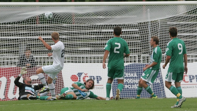 MÍ V SÍTI. Hrái stíkovských Bohemians (v zeleném) jen smutn pihlíí, jak