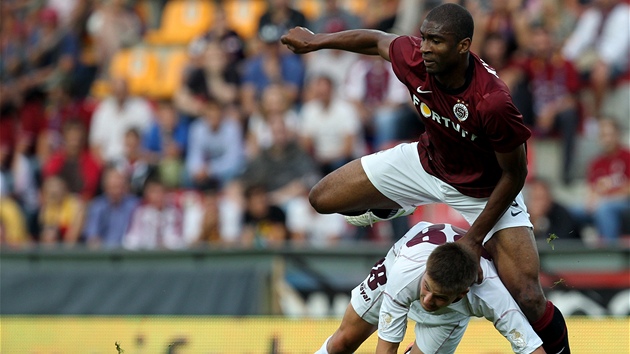 STELEC. Léonard Kweuke dal první gól Sparty v kvalifikaci Evropské ligy proti Sarajevu. Takhle se kamerunský útoník radoval bezprostedn po úspné hlavice. Nakonec zaznamenal hattrick.