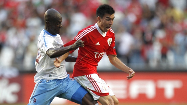 Nicolas Gaitan z Benfiky Lisabon vede mí, napadá ho Didier Zokora z