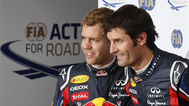 PARÁCI. Kolegové z Red Bullu Sebastian Vettel (vlevo) a Mark Webber pózují