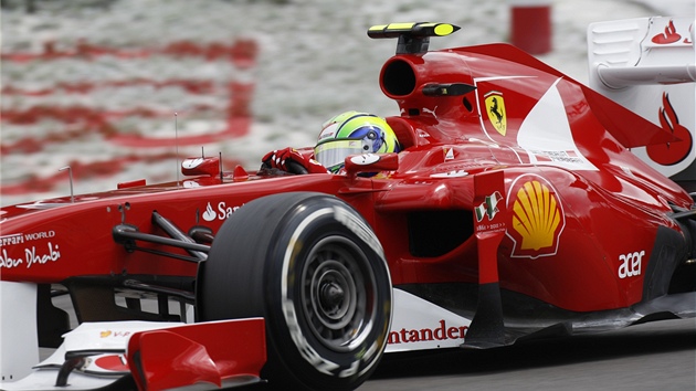 Felipe Massa z Ferrari se snaí zajet co nejlepí as pi kvalifikaci na Velkou