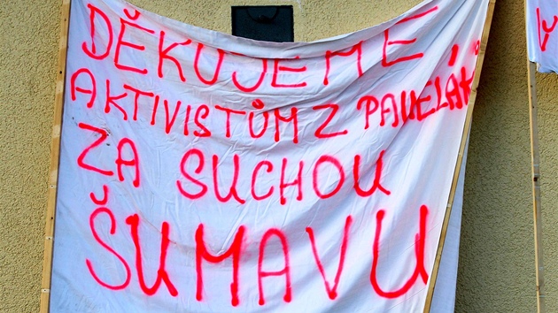 ad obyvatel obcí v Národním parku umava se blokáda kácení strom napadených krovcem, kterou drí u tém ti týdny ekologití aktivisté, nelíbí.