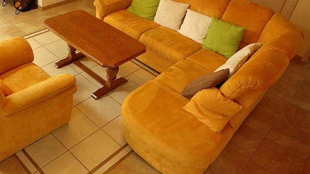 Obývací pokoj s krbem, kterému majitel asto dává pednost ped sledováním