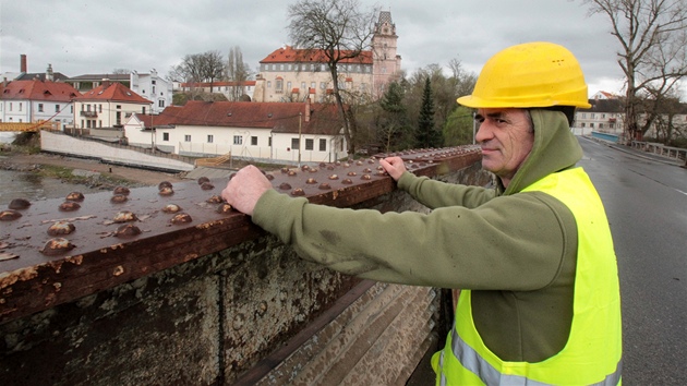 Nýtový most v Brandýse nad Labem těsně před demolicí, v pozadí provizorní Nýtový most v Brandýse nad Labem těsně před demolicí, v pozadí provizorní