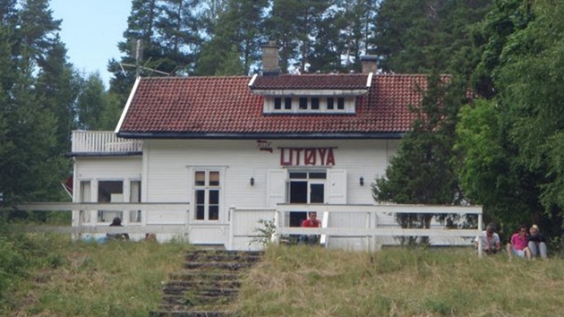Tradin sraz na poklidnm ostrov Utoya nedaleko Osla se promnil v krveprolit
