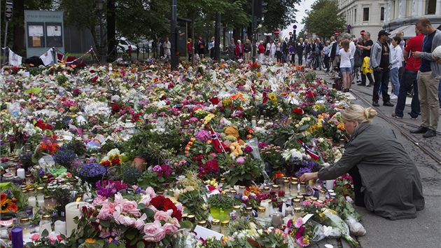 Lidé v centru Osla smutní za obti páteního masakru na ostrov Utoya a výbuchu