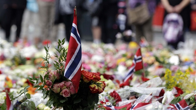 Norové drí minutu ticha za obti páteního masakru (25. ervence 2011)