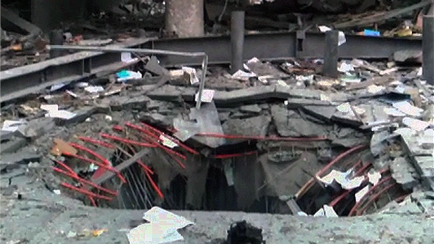Televizní zábry ukazují kráter, který zpsobil pátení výbuch v centru Osla.