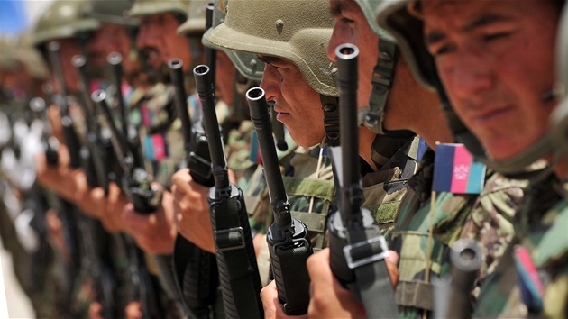 Afghántí vojáci pi slavnostními ceremoniálu pebírají bezpenost msta
