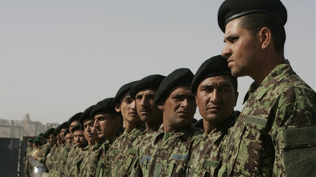 Afghántí vojáci pi slavnostním nástupu 