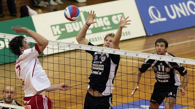 Peter Michalovič (vlevo) z Ostravy smečuje přes Radka Macha z Českých Budějovic Peter Michalovič (vlevo) z Ostravy smečuje přes Radka Macha z Českých Budějovic