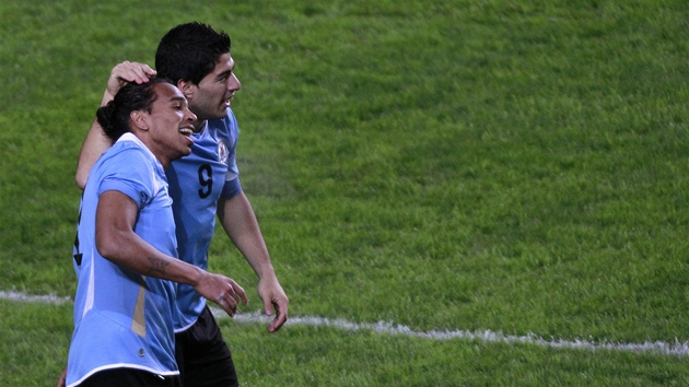 Luis Suárez (vpravo) a Álvaro Pereira slaví postup Ururugaye do finále Copy