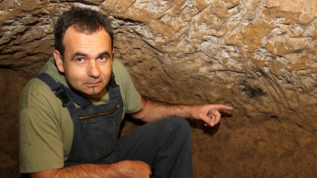 Petr Navaík, v jeho usedlosti v Dobricích nali archeologové loch, ukazuje