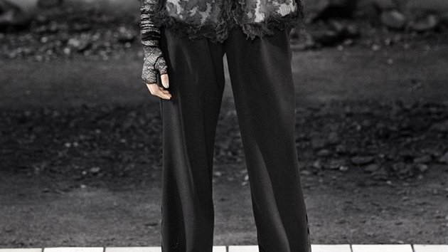Klíové trendy sezóny podzim-zima 2011/2012: erné kalhoty (z pehlídky Chanel)