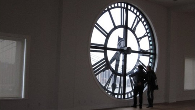 Monumentální ciferníky hodin mají prmr tém 4,3 metr.