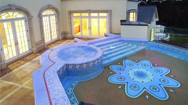 Palác má nkolik luxusních teras s bazénem.