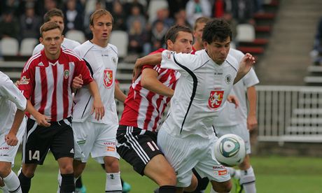 Pavel erný si kryje mí ped dotírajícím Tomáem Procházkou.