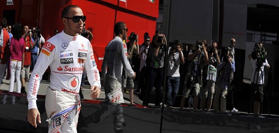 PICHÁZÍ HVZDA. Lewis Hamilton si ve formuli 1 vybudoval respekt, jeho poslední excesy ho vak boí.