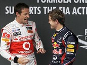 TO JE LEGRACE. Jenson Button (vlevo) z McLarenu vtipkuje s vtzem kvalifikace