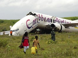 Letadlo Caribbean Airlines se po pistn v Guyan rozlomilo na dv sti. (30.