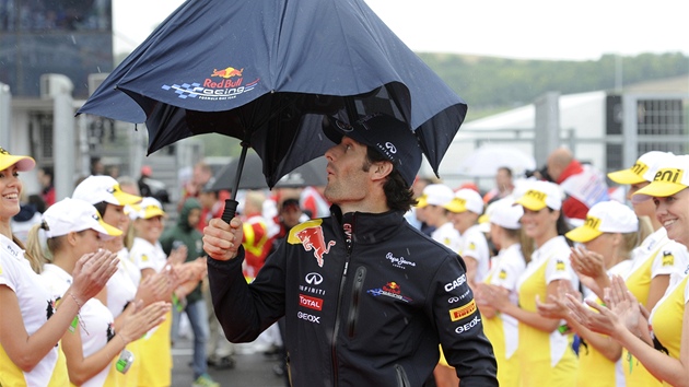 JAKO PAN TAU. Mark Webber s deštníkem za nadšeného potlesku hostesek. JAKO PAN TAU. Mark Webber s deštníkem za nadšeného potlesku hostesek.