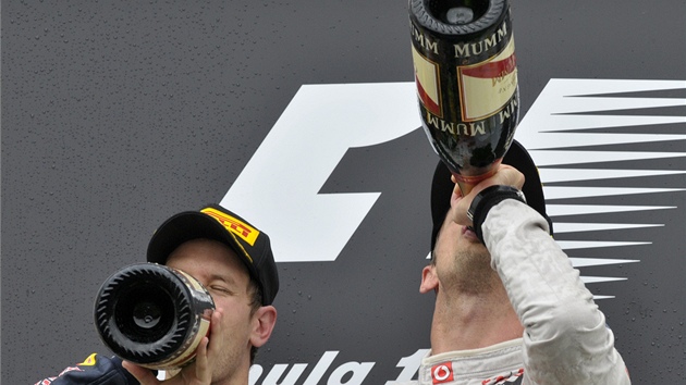 SLASTNÝ LOK. Jenson Button (vpravo) ze stáje McLaren Mercedes slaví triumf ve
