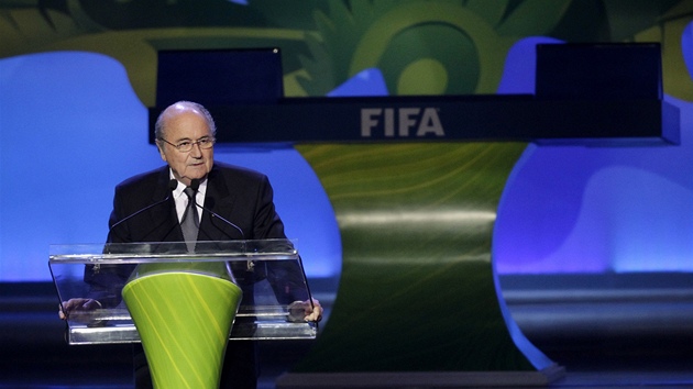 PŘED LOSEM. Prezident FIFA Sepp Blatter přednesl před zahájením losu úvodní PŘED LOSEM. Prezident FIFA Sepp Blatter přednesl před zahájením losu úvodní