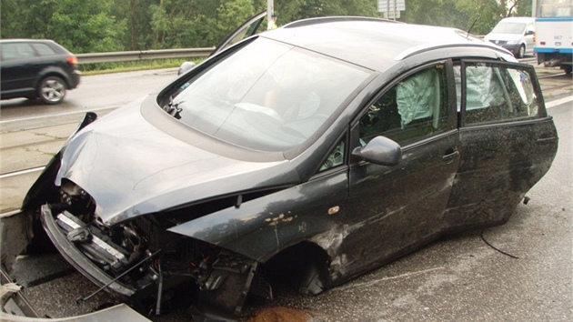 Jeden ze dvou voz, které se srazily v pátek veer v Ostrav-Nové Vsi. Auta