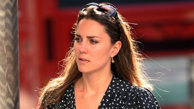 Vvodkyn jet coby Kate Middletonov mla na prochzce v Chelsea stejn aty s ptky. (30. ervna 2009)