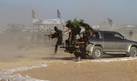 Palestinsk milice cvi v Psmu Gazy (28. ervence 2011)