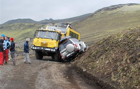 Nehoda tatrabusu eské cestovní kanceláe Adventura a dípu na Islandu se