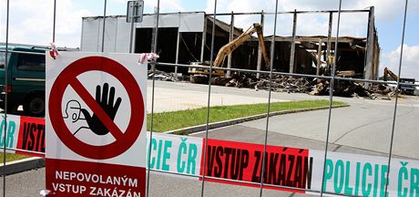 Policie se vrátila do vyhoelého skladu spoelnosti A3 Sport v Plzni, kde msíc
