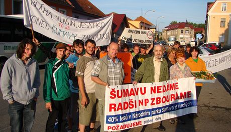 Lidé ze umavy ped odjezdem do Prahy na demonstraci, kde chtjí být protiváhou