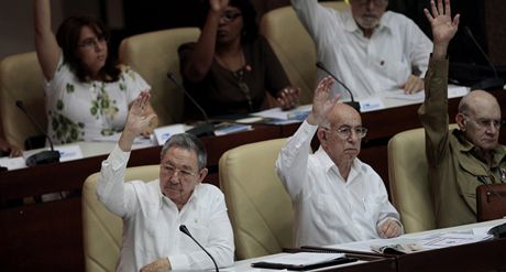 Kubánský prezident Raúl Castro (vlevo) hlasuje o reformách (1. srpna 2011)