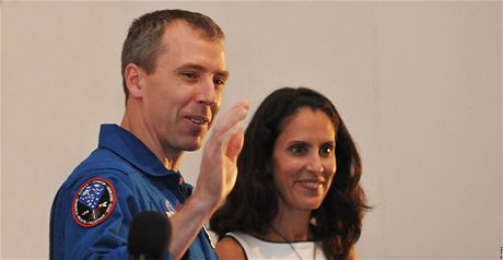 Astronaut Andrew J. Feustel s manelkou Indirou v brnnské hvzdárn