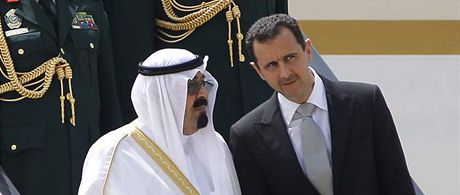 Saúdský král Abdalláh spolu se syrským prezidentem Baárem Asadem po píletu do