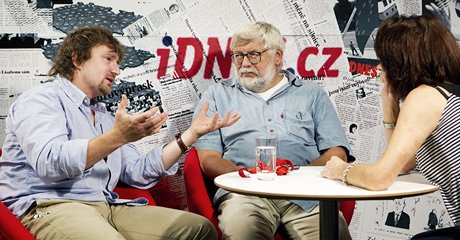 Novinái Janek Kroupa a Josef Klíma pi rozhovoru s Barborou Tachecí