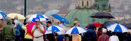 Turisté na Praském hrad v detivém poasí (21. ervence 2010)