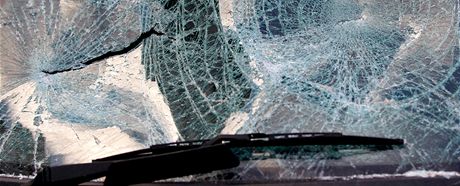 Mladík rozbil sklo auta hokejkou. Ilustraní snímek