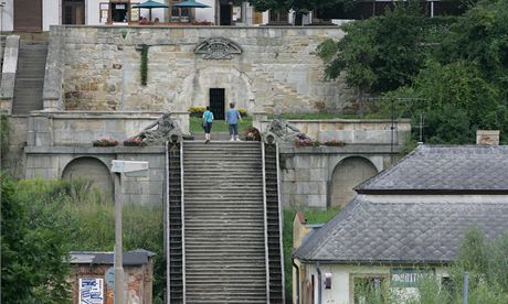 Na zámek Kuks kadý rok zavítají desítky tisíc turist. Obec vak trápí, e se kvli patným ubytovacím monostem velmi málo z nich zdrí déle ne den.