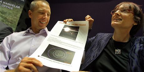 Americký astronaut, Andrew Feustel ukazuje certifikát na svoji planetku, který