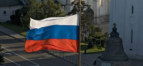 Ruská vlajka plápolá nad Kremlem