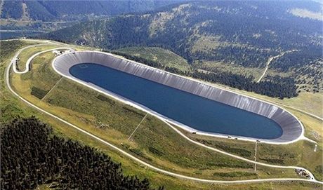 Letecký snímek horní nádre peerpávací vodní elektrárny Dlouhé Strán.
