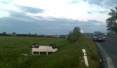 Na okraji Plzn skonila po nehod dodávka s policisty na stee. (4. srpna