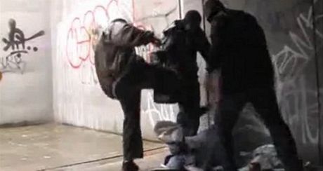 Zábry z klipu trojice raper s pezdívkami Hrobka, Pitva a ezník, kterým se ped dvma lety zabýval soud.