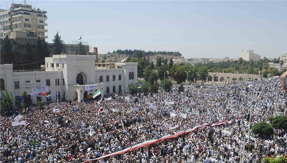 Demonstrace proti syrskému prezidentovi Baáru Asadovi ve mst Hamá (19.