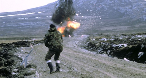 Válka o Falklandy, 1982. Britský pyrotechnik znekoduje argentinské miny. 