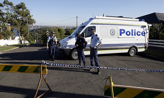 Australská policie steí okolí domu rodiny Pulver v Sydney (4. srpna 2011)
