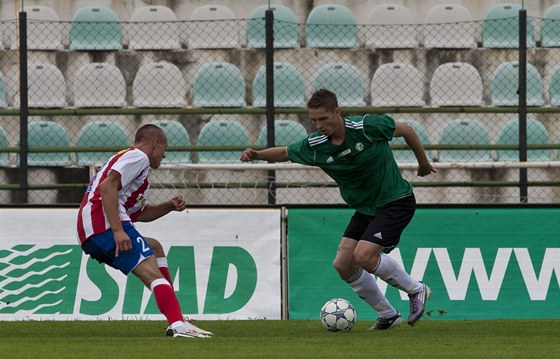 Brnnské obran zatápí Siarhei Rusetski (vpravo) z Mostu.